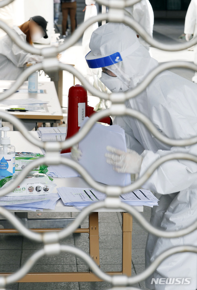 [서울=뉴시스] 최동준 기자 = 이태원 클럽발 신종 코로나바이러스 감염증(코로나19)이 증가되고 있는 14일 서울 용산보건소 선별진료소에서 의료진이 검사자 명부를 정리하고 있다. 2020.05.14.&nbsp; photocdj@newsis.com