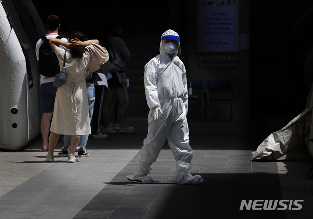 [서울=뉴시스] 최동준 기자 = 이태원 클럽발 신종 코로나바이러스 감염증(코로나19)이 확산되고 있는 14일 서울 용산보건소 선별진료소를 찾은 시민들과 외국인들이 검사를 받기 위해 줄을 서고 있다. 2020.05.14.&nbsp; photocdj@newsis.com