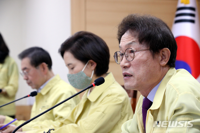 [서울=뉴시스]박주성 기자 = 조희연 서울시 교육감이 14일 서울 종로구 정부서울청사에서 열린 학원 등 교육부, 서울시, 서울시교육청 다중이용시설 방역 긴급회의에서 발언하고 있다. 왼쪽부터 박원순 서울시장, 유은헤 사회부총리겸 교육부장관, 조희연 서울시 교육감. 2020.05.14.photo@newsis.com