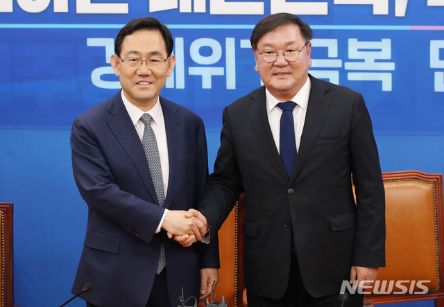 [서울=뉴시스] 김진아 기자 = 김태년 더불어민주당 원내대표와 주호영 미래통합당 원내대표가 14일 오후 서울 여의도 국회에서 열린 원내대표 회동에서 악수를 하고 있다. 2020.05.14. bluesoda@newsis.com