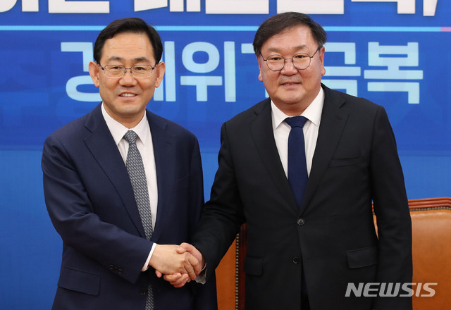 [서울=뉴시스] 김진아 기자 = 김태년 더불어민주당 원내대표와 주호영 미래통합당 원내대표가 14일 오후 서울 여의도 국회에서 열린 원내대표 회동에서 악수를 하고 있다. 2020.05.14. bluesoda@newsis.com