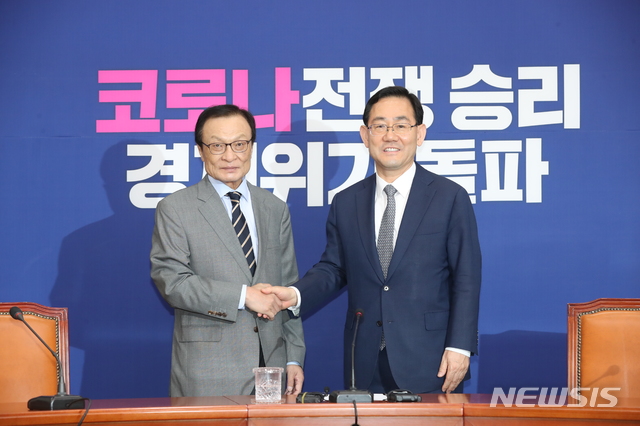 [서울=뉴시스] 고승민 기자 = 이해찬 더불어민주당 대표가 14일 서울 여의도 국회에서 주호영 미래통합당 신임 원내대표로부터 예방을 받고 있다. 2020.05.14.kkssmm99@newsis.com