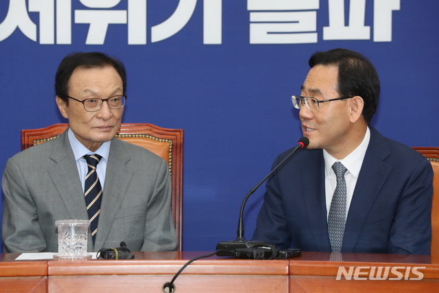 [서울=뉴시스] 고승민 기자 = 이해찬 더불어민주당 대표가 14일 서울 여의도 국회에서 주호영 미래통합당 신임 원내대표로부터 예방을 받고 있다. 2020.05.14.kkssmm99@newsis.com