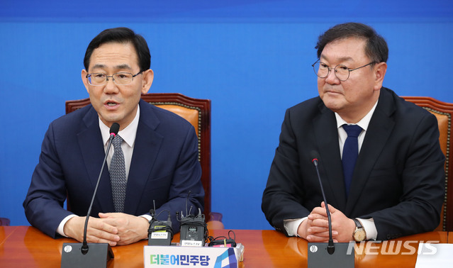 [서울=뉴시스] 김진아 기자 = 주호영 미래통합당 원내대표가 14일 오후 서울 여의도 국회에서 열린 원내대표 회동에서 발언을 하고 있다. 오른쪽은 더불어민주당 김태년 원내대표. 2020.05.14.&nbsp; bluesoda@newsis.com