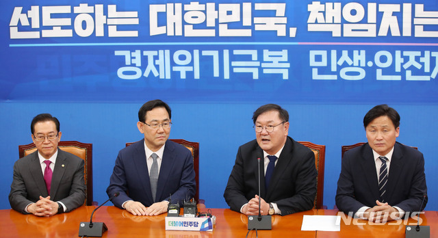 [서울=뉴시스] 김진아 기자 = 김태년 더불어민주당 원내대표가 14일 오후 서울 여의도 국회에서 열린 원내대표 회동에서 발언을 하고 있다. 오른쪽부터 더불어민주당 김영진 원내총괄수석부대표, 김 원내대표, 미래통합당 주 원내대표, 이종배 정책위의장. 2020.05.14.&nbsp; bluesoda@newsis.com
