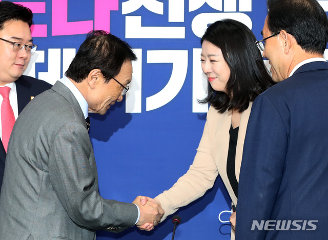 [서울=뉴시스] 고승민 기자 = 이해찬 더불어민주당 대표가 14일 서울 여의도 국회에서 주호영 미래통합당 신임 원내대표로부터 예방을 받으며 함께 배석한 배현진 원내대변인과 인사를 하고 있다. 2020.05.14.kkssmm99@newsis.com