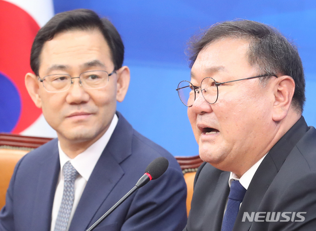 [서울=뉴시스]김명원 기자 = 김태년 더불어민주당 원내대표와 주호영 미래통합당 원내대표가 14일 서울 여의도 국회 더불어민주당 원내대표실에서 회동을 하고 있다. 2020.05.14. kmx1105@newsis.com