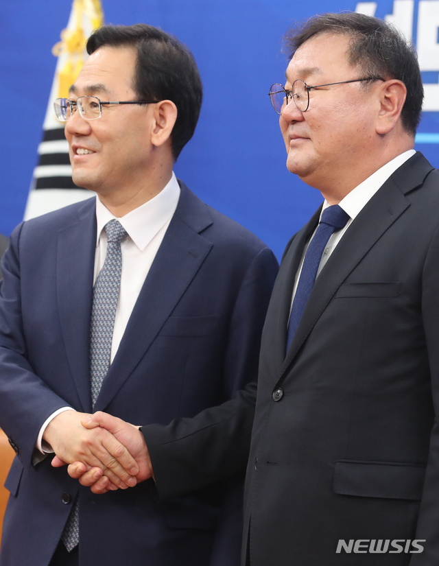 [서울=뉴시스]김명원 기자 = 김태년 더불어민주당 원내대표와 주호영 미래통합당 원내대표가 14일 서울 여의도 국회 더불어민주당 원내대표실에서 악수를 하고 있다. 2020.05.14. kmx1105@newsis.com