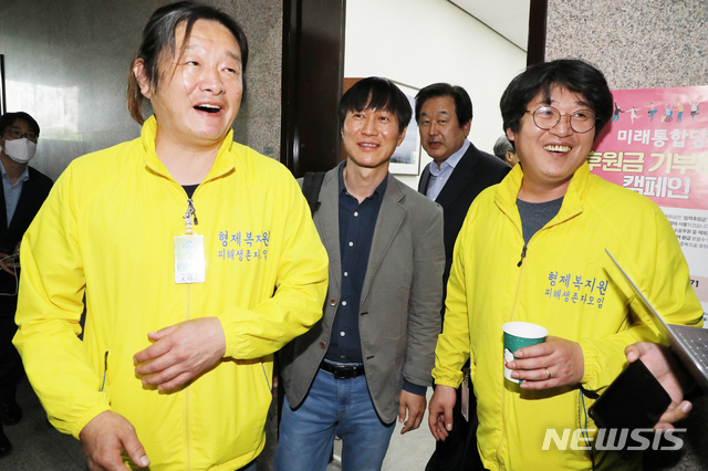 [서울=뉴시스]김명원 기자 = 14일 서울 여의도 국회 미래통합당 원내대표실에서 김무성 미래통합당 의원과 형제복지원 피해자 최승우씨 등 관계자들이 주호영 미래통합당 원내대표를 만난 후 나서며 환한 웃음을 짓고 있다.&nbsp; 2020.05.14. kmx1105@newsis.com