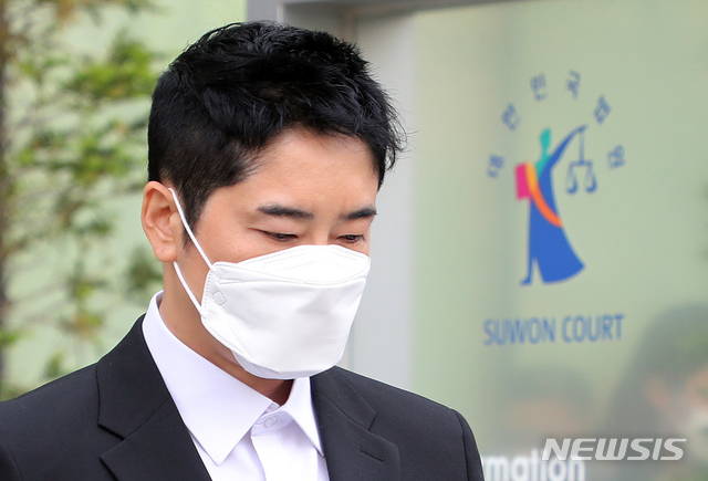 [수원= 뉴시스] 김종택기자 = 성폭행 및 성추행 혐의를 받는 배우 강지환(43.본명 조태규)이 14일 오후 경기 수원시 영통구 수원고등법원에서 열린 항소심 첫 공판을 마치고 법원을 나서고 있다. 2020.05.14.semail3778@naver.com
