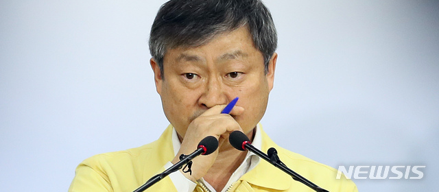 [세종=뉴시스]강종민 기자 = 박백범 교육부 차관이 14일 오후 정부세종청사에서 오는 20일 고3 등교를 앞두고 이태원 지역을 방문한 학교 교직원과 학원 강사, 학생들의 현황 조사 결과를 발표하던 중 얼굴을 만지고 있다. 박 차관은 이태원 지역을 방문한 교직원 중 40명은 음성, 1명은 검사 중 이며, 고3 등교 연기 여부는 현재로선 검토하지 않고 있다고 밝혔다. 2020.05.14.&nbsp; ppkjm@newsis.com