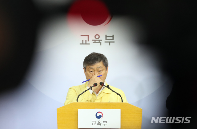 [세종=뉴시스]강종민 기자 = 박백범 교육부 차관이 14일 오후 정부세종청사에서 오는 20일 고3 등교를 앞두고 이태원 지역을 방문한 학교 교직원과 학원 강사, 학생들의 현황 조사 결과를 발표하던 중 얼굴을 만지고 있다. 박 차관은 이태원 지역을 방문한 교직원 중 40명은 음성, 1명은 검사 중 이며, 고3 등교 연기 여부는 현재로선 검토하지 않고 있다고 밝혔다. 2020.05.14.&nbsp; ppkjm@newsis.com