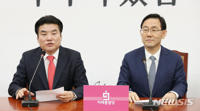 [서울=뉴시스] 김진아 기자 = 주호영(오른쪽) 미래통합당 원내대표와 원유철 미래한국당 당대표가 14일 오후 서울 여의도 국회에서 합당 논의기구를 구성 관련 기자회견을 하고 있다 2020.05.14. bluesoda@newsis.com