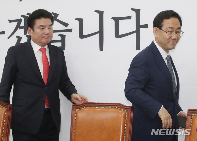 [서울=뉴시스] 김진아 기자 = 주호영(오른쪽) 미래통합당 원내대표와 원유철 미래한국당 당대표가 14일 오후 서울 여의도 국회에서 합당 논의기구를 구성 관련 기자회견을 마친후 나서고 있다 2020.05.14. bluesoda@newsis.com