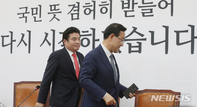 [서울=뉴시스] 김진아 기자 = 주호영(오른쪽) 미래통합당 원내대표와 원유철 미래한국당 당대표가 14일 오후 서울 여의도 국회에서 합당 논의기구를 구성 관련 기자회견을 마친후 나서고 있다 2020.05.14.&nbsp; bluesoda@newsis.com