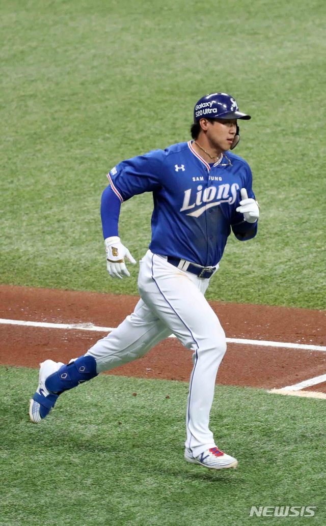 [서울=뉴시스]김선웅 기자 = 14일 오후 서울 구로구 고척스카이돔에서 열린 2020 프로야구 삼성 라이온즈와 키움 히어로즈의 경기, 2회초 2사 주자 1,2루 삼성 김동엽이 1타점 적시타를 치고 있다. 2020.05.14. mangusta@newsis.com