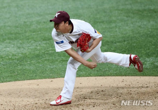 [서울=뉴시스]김선웅 기자 = 14일 오후 서울 구로구 고척스카이돔에서 열린 2020 프로야구 삼성 라이온즈와 키움 히어로즈의 경기, 4회초 키움 교체투수 김태훈이 역투하고 있다. 2020.05.14. mangusta@newsis.com