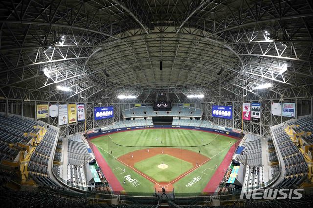 [서울=뉴시스]김선웅 기자 = 14일 오후 서울 구로구 고척스카이돔에서 2020 프로야구 삼성 라이온즈와 키움 히어로즈의 경기가 코로나19 여파로 무관중으로 진행되고 있다. 2020.05.14. mangusta@newsis.com