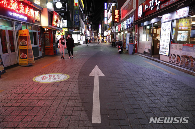 [서울=뉴시스] 박민석 기자 = 14일 오후 서울 서대문구 신촌 거리가 한산한 모습을 보이고 있다. 지난 2일 이태원 클럽 방문 후 지난 3일과 5일 서울 서대문구 다모토리5를 방문한 외국인 3명 모두 신종 코로나바이러스 감염증(코로나19) 확진 판정을 받았고, 비슷한 시기에 해당 주점을 방문한 서울 거주 20대 남성 1명이 추가 확진 판정을 받았다. 2020.05.14. mspark@newsis.com