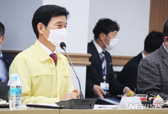 [대구=뉴시스]이지연 기자 = 이태훈 대구 달서구청장이 15일 오전 제21대 국회의원 당선인들과 역점사업 추진방안을 논의하고 있다. 2020.05.15. ljy@newsis.com