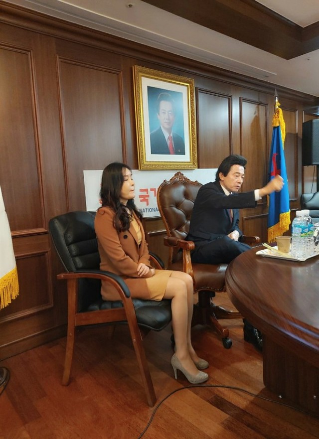 [서울=뉴시스] 최사랑, 허경영. 2020.05.15. (사진= 최사랑 측 제공) photo@newsis.com 