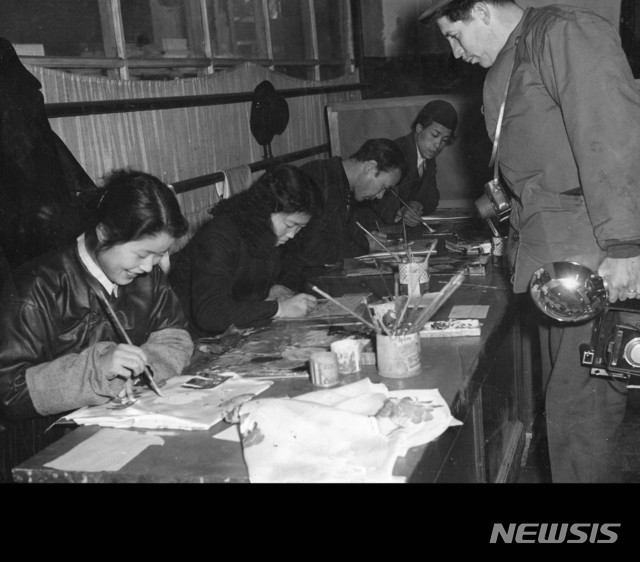 [서울=뉴시스] 미군부대 PX 초상화부 시절(왼쪽부터 황종례, 석선희, 박수근). 사진=박수근미술관 제공.2020.5.15. photo@newsis.com