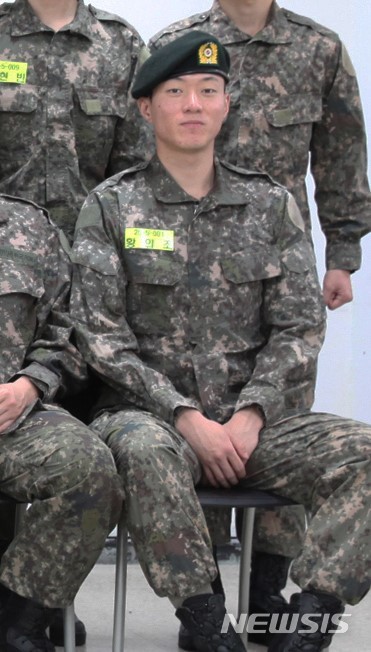 [서울=뉴시스] 충남 논산 육군훈련소에서 기초군사훈련을 받고 있는 황의조의 군복 착용 사진이 육군훈련소 홈페이지를 통해 공개됐다. (사진 = 육군훈련소 제공)