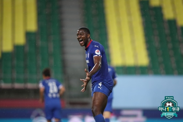 [서울=뉴시스] 수원 삼성 외국인 수비수 헨리. (제공=프로축구연맹)
