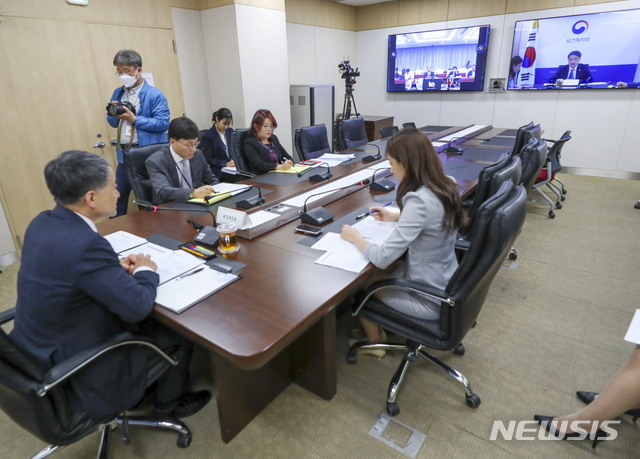[서울=뉴시스]박능후 보건복지부 장관 겸 중앙재난안전대책본부 1차장이 15일 열린 한·중·일 3개국 보건 관련 장관 회의에서 3개국 장관과 의견을 나누고 있다. 박 장관은 이날 회의에서 의사나 기업인 등 필수 인력의 국가간 이동을 확대하는 방안을 모색하자고 제안했다.(사진=중앙재난안전대책본부 제공) 2020.05.15. photo@newsis.com