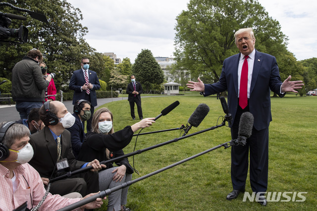 [워싱턴=AP/뉴시스]도널드 트럼프 미국 대통령이 14일(현지시간) 백악관 사우스론에서 기자들에게 발언하고 있다. 2020.05.15.