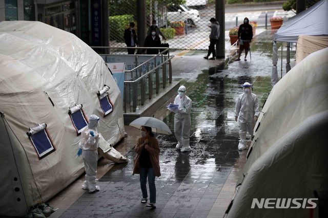 [서울=뉴시스]김선웅 기자 = 비가 내린 15일 서울 용산구보건소에서 코로나19 선별진료소가 운영되고 있다. 2020.05.15.   mangusta@newsis.com