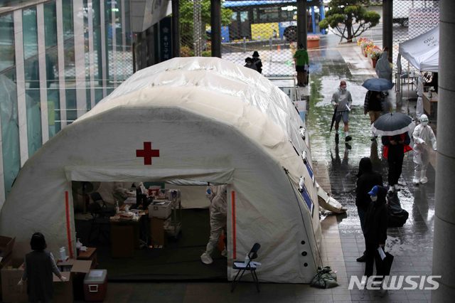 [서울=뉴시스]김선웅 기자 = 비가 내린 15일 서울 용산구보건소에서 코로나19 선별진료소가 운영되고 있다. 2020.05.15.   mangusta@newsis.com