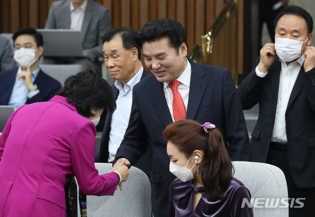 [서울=뉴시스] 고승민 기자 = 원유철 미래한국당 대표가 15일 서울 여의도 국회에서 열린 당선인 간담회에서 비례대표 당선인들과 인사를 하고 있다. 2020.05.15.kkssmm99@newsis.com