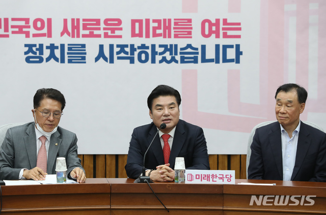 [서울=뉴시스] 고승민 기자 = 원유철 미래한국당 대표가 15일 서울 여의도 국회에서 열린 당선인 간담회에서 인사말을 하고 있다. 2020.05.15. kkssmm99@newsis.com