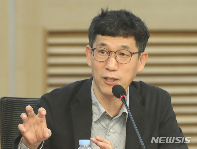 [서울=뉴시스]김명원 기자 = 진중권 전 교수. 2020.05.15. kmx1105@newsis.com