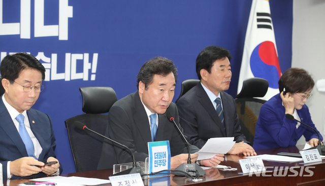 [서울=뉴시스]김명원 기자 = 이낙연 더불어민주당 코로나19국난극복위원회 위원장이 15일 오전 서울 여의도 국회 의원회관에서 열린 코로나19국난극복위원회 전체회의에 참석해 발언하고 있다. 2020.05.15. kmx1105@newsis.com