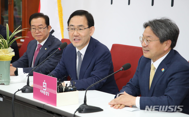 [서울=뉴시스] 김진아 기자 = 주호영 미래통합당 원내대표가 15일 오전 서울 여의도 국회 미래통합당 원내대표실에서 강기정 청와대 정무수석과 만나 발언을 하고 있다. 2020.05.15. bluesoda@newsis.com