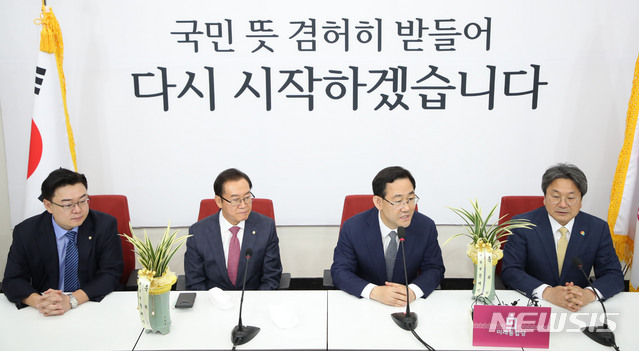 [서울=뉴시스] 김진아 기자 = 주호영(오른쪽 두번째) 미래통합당 원내대표가 15일 오전 서울 여의도 국회 미래통합당 원내대표실에서 강기정 청와대 정무수석과 접견하고 있다. 2020.05.15. bluesoda@newsis.com