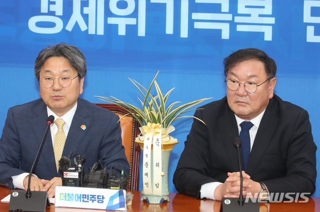 [서울=뉴시스]김명원 기자 = 김태년 더불어민주당 원내대표가 15일 오전 서울 여의도 국회 더불어민주당을 찾은 강기정 청와대 정무수석으로 부터 대통령 축하난을 받은 후 환담을 하고 있다. 2020.05.15.&nbsp; kmx1105@newsis.com