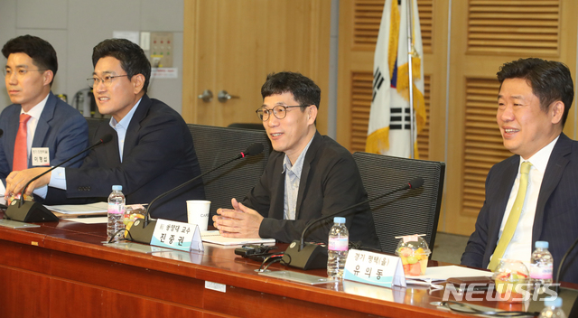 [서울=뉴시스]김명원 기자 = 진중권 전 동양대 교수가 15일 오전 서울 여의도 국회 의원회관에서 열린 제21대 총선을 말하다! 길 잃은 보수정치, 해법은 무엇인가? 토론회에 참석해 주제 발표를 하고 있다. 2020.05.15. kmx1105@newsis.com