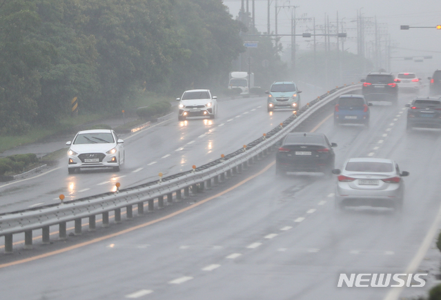 [서귀포=뉴시스] 서귀포시 남원읍에서 차량들이 빗길을 달리고 있다. (사진=뉴시스DB)