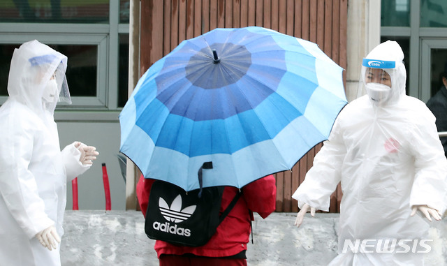 [인천=뉴시스] 이종철 기자 = 비 내리는 15일 오전 인천시 미추홀구 보건소 선별진료소에서 의료진들이 신종 코로나바이러스 감염증(코로나19) 검사를 하기 위해 방문한 시민을 안내하고 있다. 2020.05.15. jc4321@newsis.com