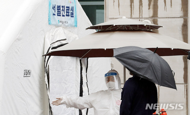 [인천=뉴시스] 이종철 기자 = 비 내리는 15일 오전 인천시 미추홀구 보건소 선별진료소에서 의료진들이 신종 코로나바이러스 감염증(코로나19) 검사를 하기 위해 방문한 시민을 안내하고 있다. 2020.05.15. jc4321@newsis.com