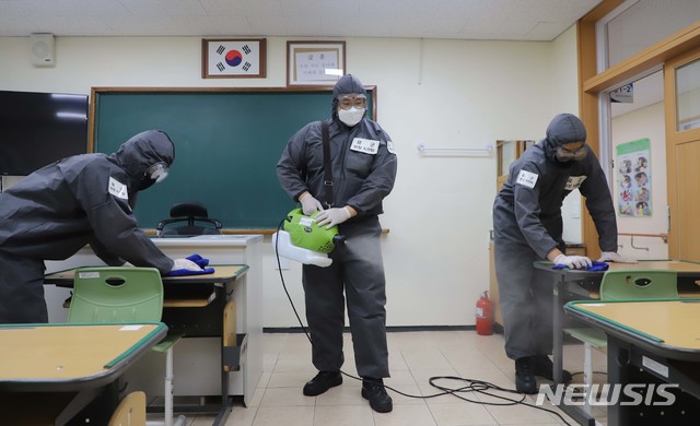 [서울=뉴시스]육군 56사단 종로구대대 장병들이 15일 서울 종로구 서울맹학교에서 코로나19 확산 차단을 위해 교실을 소독하고 있다. (사진=육군 56사단 제공) 2020.05.15. photo@newsis.com