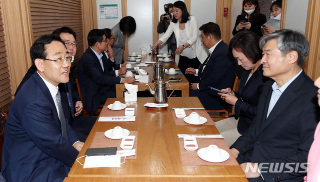[서울=뉴시스] 김진아 기자 = 미래통합당과 미래한국당이 조속한 합당 원칙에 합의한 가운데 주호영 미래통합당 원내대표가 15일 서울 여의도의 한 음식점에서 미래한국당 당선자들과 오찬 모임을 하고 있다. 2020.05.15. photo@newsis.com