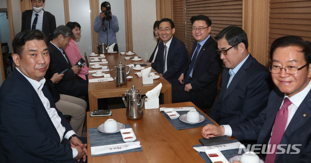 [서울=뉴시스] 김진아 기자 = 미래통합당과 미래한국당이 조속한 합당 원칙에 합의한 가운데 주호영 미래통합당 원내대표가 15일 서울 여의도의 한 음식점에서 미래한국당 당선자들과 오찬 모임을 하고 있다. 2020.05.15.&nbsp; photo@newsis.com