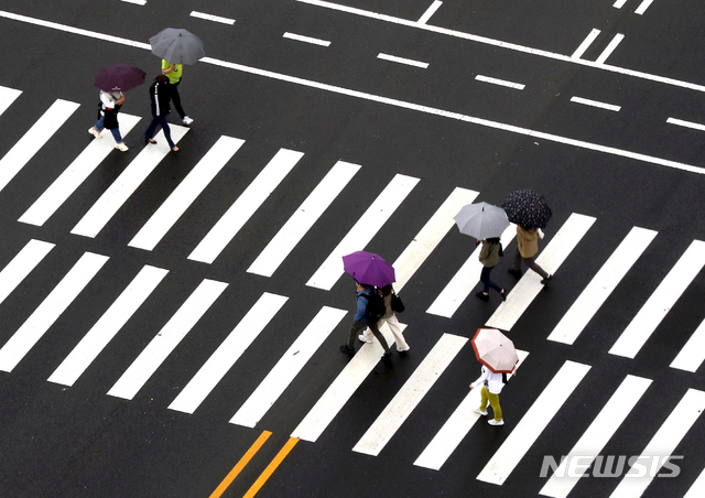 [서울=뉴시스] 이윤청 기자 = 비가 내리는 15일 서울 종로구 광화문광장에서 시민들이 우산을 쓰고 길을 건너고 있다. 2020.05.15. radiohead@newsis.com