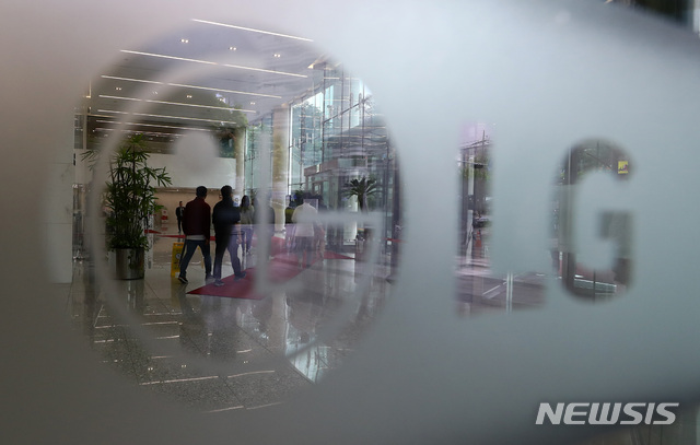 [서울=뉴시스]전신 기자 = 서울지방경찰청 지능범죄수사대는 15일 서울 중구 LG전자 영업본부 인사팀을 압수수색하고 있다고 밝혔다. 사진은 이날 서울 중구 LG서울역빌딩 모습. 2020.05.15. photo1006@newsis.com