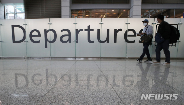 [인천공항=뉴시스] 고범준 기자 = 신종 코로나바이러스 감염증(코로나19) 확산세가 지속되고 있는 15일 인천국제공항 제1터미널 출국장이 한산한 모습을 보이고 있다. 2020.05.15. bjko@newsis.com