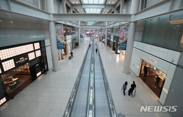 [인천공항=뉴시스] 고범준 기자 = 신종 코로나바이러스 감염증(코로나19) 확산세로 면세업계의 피해가 커지고 있는 15일 인천국제공항 제1터미널 내 면세점이 한산한 모습을 보이고 있다. 이날 인천공항공사는 롯데와 신라, 신세계면세점과 간담회를 갖고 면세점 임대료 추가 인하 등에 대한 논의를 진행한다. 2020.05.15. bjko@newsis.com